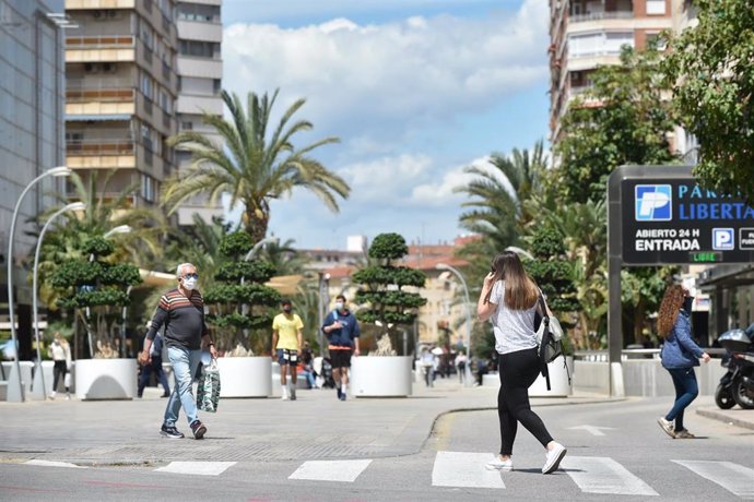 Archivo - La Región de Murcia accede a la nueva normalidad. Imagen de transeúntes en la Avenidad Libertad