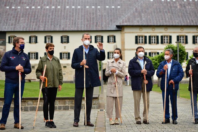 El presidente de la Xunta de Galicia, Alberto Núñez Feijóo (1izquierda), en Roncesvalles este lunes junto con los Reyes de España, el ministro Luis Planas, la presidenta de Navarra, María Chivite, y el presidente de Cantabria, Miguel Ángel Revilla.