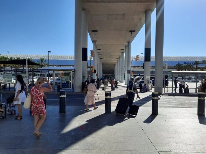 Archivo - Llegada de turistas al aeropuerto de Palma.