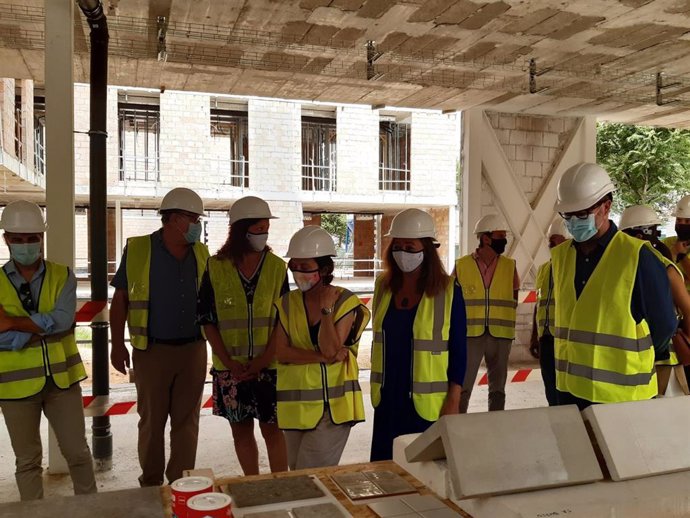 La presidenta del Govern, Francina Armengol, en su visita a Son Martorell.