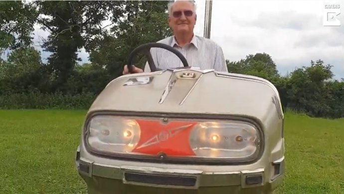 Un jubilado de 71 años construye su propio coche de choque de feria para presumir en las ferias de coches