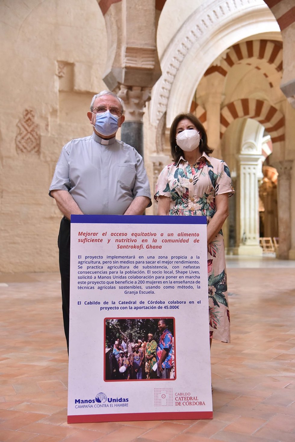 Archivo - El presidente del Cabildo y la responsable de Manos Unidas en Córdoba muestran en un panel los objetivos del proyecto en Ghana.