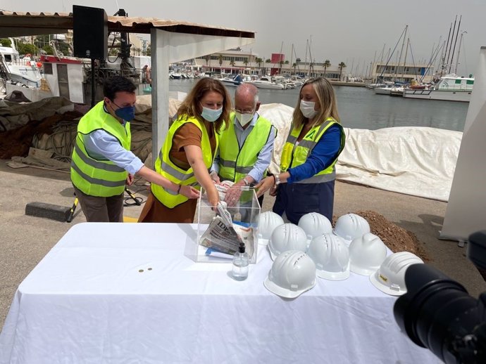 Las consejeras Carmen Crespo y Marifran Carazo junto a Gabriel Amat ponen la primera piedra de la nueva lonja de Roquetas de Mar
