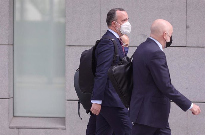 El exsecretario de Estado de Seguridad Francisco Martínez (2d) se dirige a la Audiencia Nacional para declarar sobre la 'Operación Kitchen', a 12 de julio de 2021, en Madrid (España). Francisco Martínez declara hoy como imputado ante el juez que investi