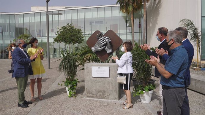 Una escultura en la Facultad de Ciencias de la Salud rinde tributo a la labor de las enfermeras