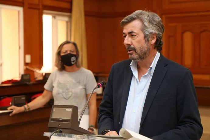 El concejal de Presidencia del Ayuntamiento de Córdoba, Miguel Ángel Torrico, y la primera teniente de alcalde delegada de Turismo, Desarrollo Económico, Participación e Igualdad, Isabel Albás, en rueda de prensa.