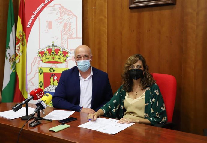 El presidente de la Diputación de Córdoba, Antonio Ruiz, y la alcaldesa de Luque, Felisa Cañete.