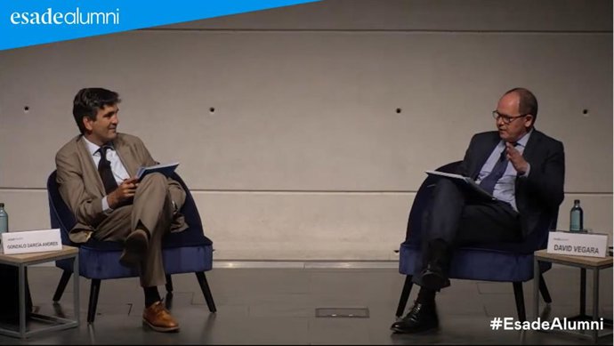 El secretario de Estado de Economía y Apoyo a la Empresa, Gonzalo García Andrés, y el director de riesgo y consejero ejecutivo de Banco Sabadell, David Vegara, durante un debate organizado por Esade Alumni