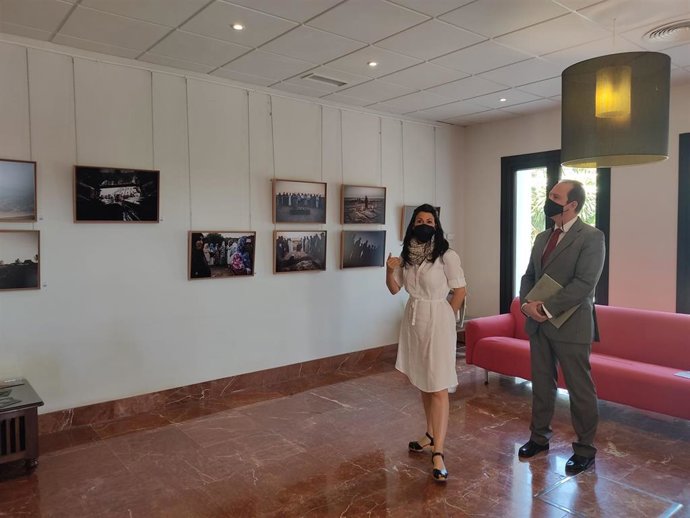 La comisaria de la muestra de Médicos del Mundo, Eliett Cabezas, junto al rector de la UNIA, José Ignacio García. 