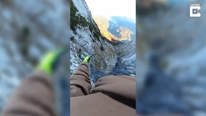 Este explorador ávido de adrenalina se cuelga de una escalera al borde de un precipicio
