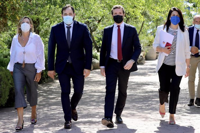 El presidente del PP, Pablo Casado, y el presidente del partido en Castilla-La Mancha, Paco Núñez, en Toledo