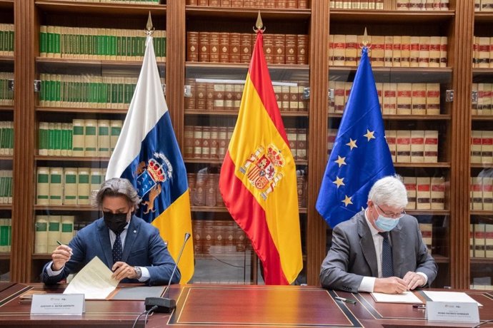 El presidente del Parlamento de Canarias, Gustavo Matos, y el presidente de la Audiencia de Cuentas, Pedro Pacheco, en la firma de un convenio de colaboración