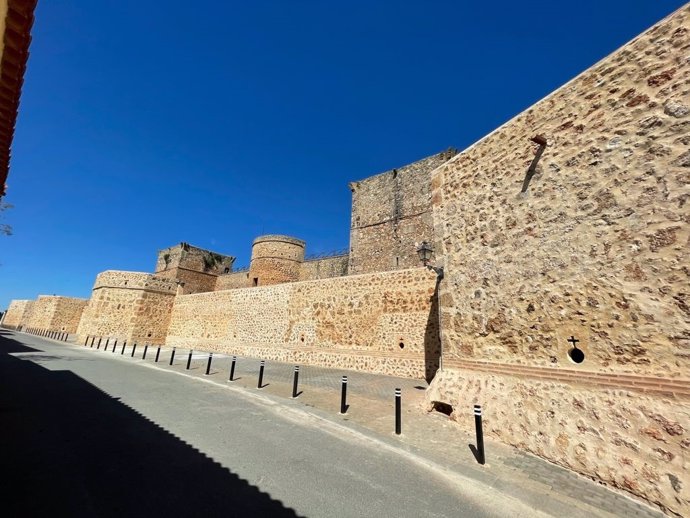 Archivo - Vista exterior de la muralla de Niebla (Huelva).