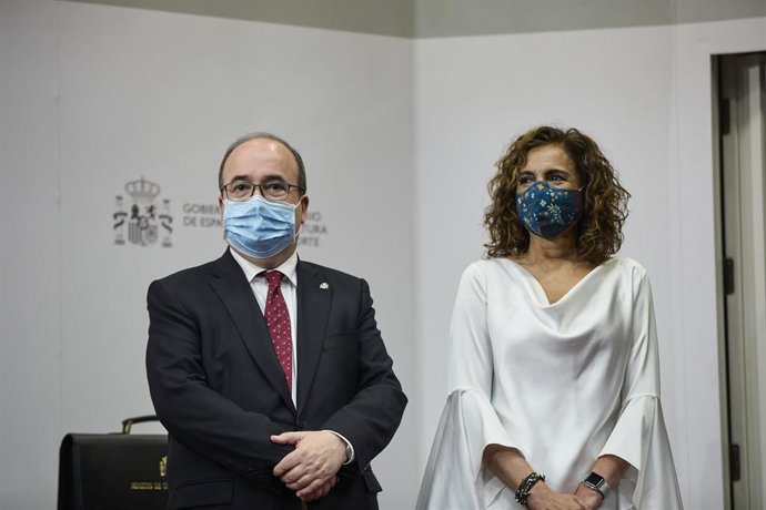 El nuevo ministro de Cultura y Deportes, Miquel Iceta y la ministra de Hacienda y Función Pública, en el acto de entrega de la cartera ministerial a Miquel Iceta, en el Auditorio del Ministerio de Cultura y Deportes, a 12 de julio de 2021, en Madrid (Es