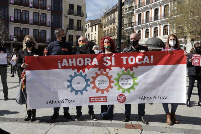 Archivo - El secretario general de UGT, Pepe Álvarez (3i) y el secretario general de CCOO, Unai Sordo (5i) sujetan una pancarta en la que se lee: ¡Ahora sí toca! durante una concentración conjunta dentro de la campaña Ahora Sí Toca, en la Plaza de Zoc