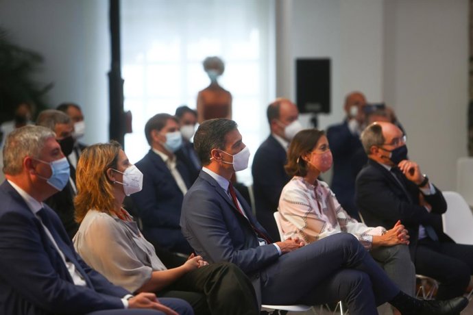 Teresa Ribera (2i); Pedro Sánchez (3i) y Reyes Maroto (4i), en la presentación en Moncloa del Perte de Automoción. 