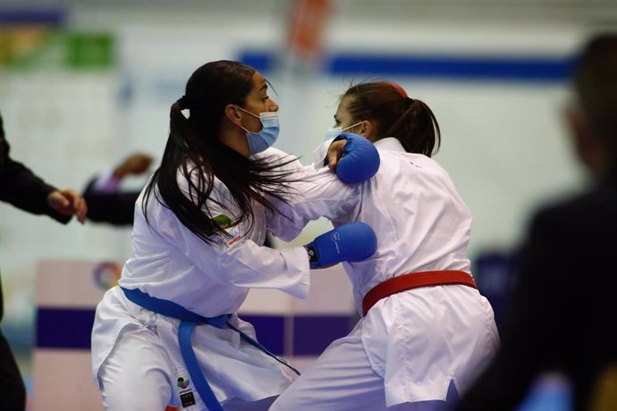 Archivo - Dos karatecas durante la Olimpiada Nacional de Kárate, foto de recurso