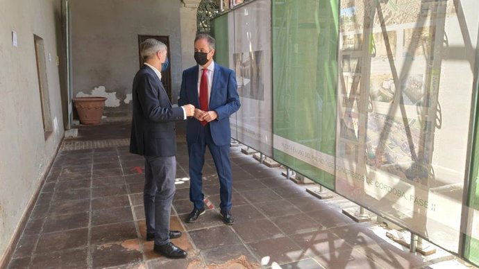 El delegado territorial de Turismo de la Junta de Andalucía, Ángel Pimentel (dcha.), en su visita al Palacio de Congresos.
