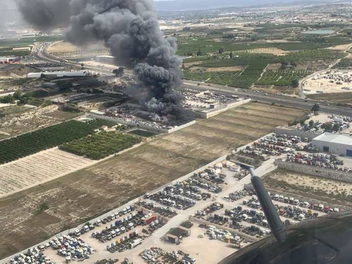 Imagen aérea del incendio facilitada por helicóptero de la Dirección General de Seguridad Ciudadana y Emergencias.