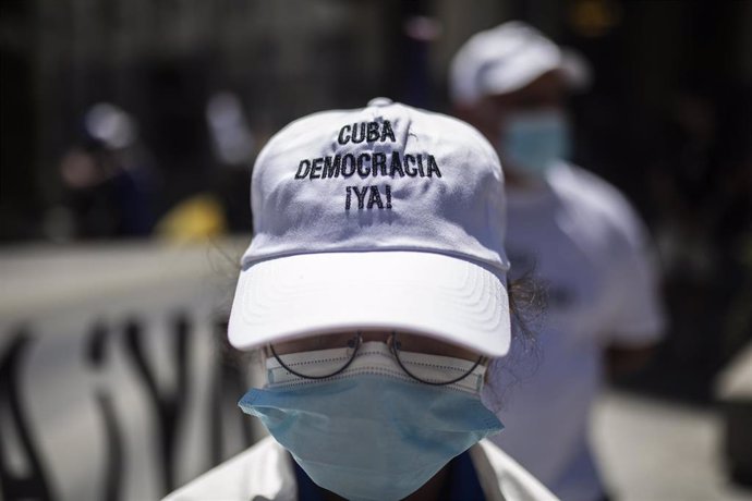 Una persona viste una gorra a favor de la democracia en Cuba en el Congreso de los Diputados en apoyo a las movilizaciones contra el Gobierno cubano registradas ayer en la isla. 