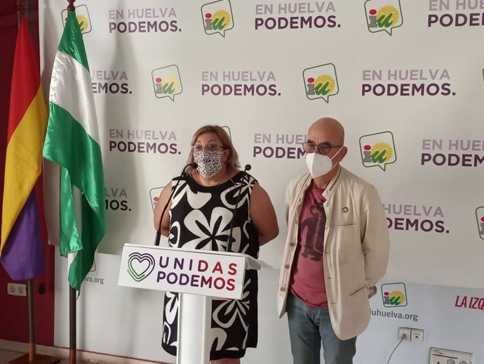 La portavoz del grupo municipal en el Ayuntamiento de Huelva, Mónica Rossi, y el portavoz local de Podemos Huelva, José María García.