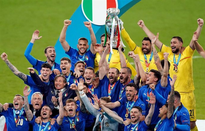 12 July 2021, United Kingdom, London: Italy players celebrate with the trophy after  the final whistle of the UEFA EURO 2020 final soccer match between Italy and England at Wembley Stadium. Photo: Mike Egerton/PA Wire/dpa