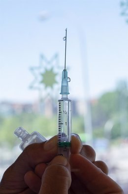 Una enfermera sostiene una vacuna contra el Covid-19