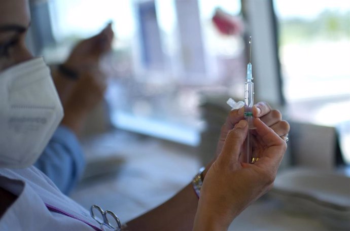 Una enfermera sostiene una vacuna contra el Covid-19 en el dispositivo puesto en marcha en el Hospital de La Paz, a 7 de julio de 2021, en Madrid, (España).