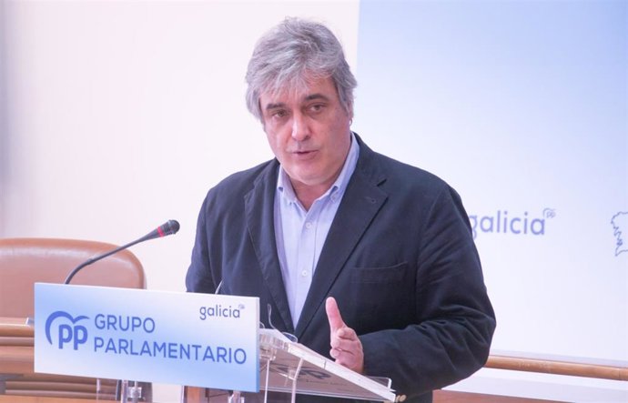 Archivo - El portavoz parlamentario del PPdeG, Pedro Puy, en rueda de prensa