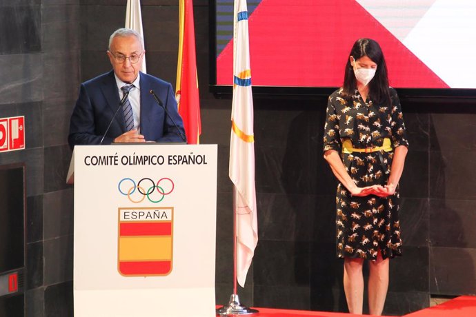Archivo - Arxiu - Alejandro Blanco, president del Comit Olímpic Espanyol, i  Ruth Beitia, atleta espanyola de salt d'altura, durant la presentació oficial de l'equip olímpic espanyol