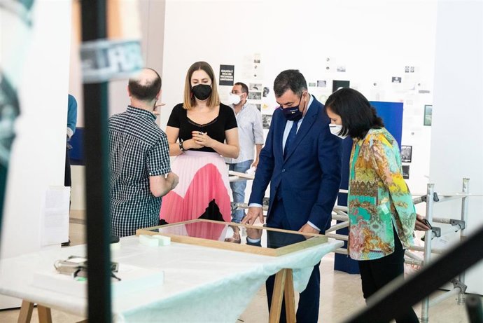 Vista del conselleiro de Cultura, Educación e Universidade, Román Rodriguez, al montaje de la exposición 'Galicia futura', en el Museo Centro Gaiás.