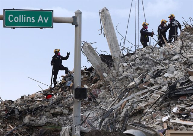 Imagen de archivo de los restos del edificio derrumbado en Miami.