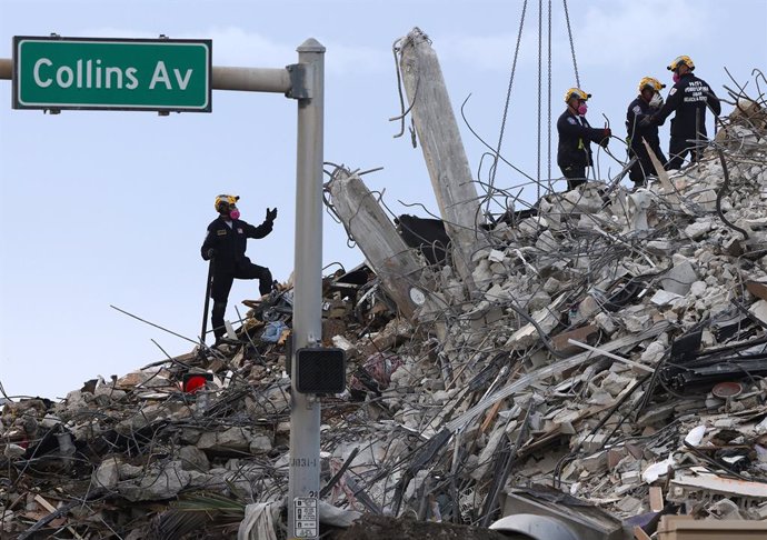 Imagen de archivo de los restos del edificio derrumbado en Miami.