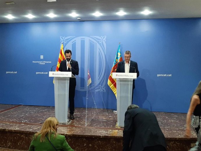 El conseller de Empresa y Trabajo de la Generalitat, Roger Torrent, y el conseller de Economía Sostenible de la Generalitat Valenciana, Rafa Climent, en rueda de prensa