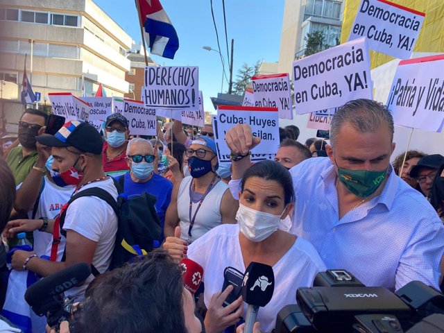 La portavoz de Vox en la Asamblea de Madrid, Rocío Monasterio, y su homólogo en el Ayuntamiento de la capital, Javier Ortega Smith, durante una concentración en apoyo del pueblo cubano frente a la embajada de la isla en Madrid.