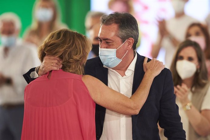 El candidato a la Junta de Andalucía y alcalde de Sevilla,  Juan Espada, abraza  a la secretaria general del PSOE.A, Susana Díaz,  en  la reunión del Comité Director extraordinario del PSOE-A, a 12 de julio del 2021 en Sevilla (Andalucía)