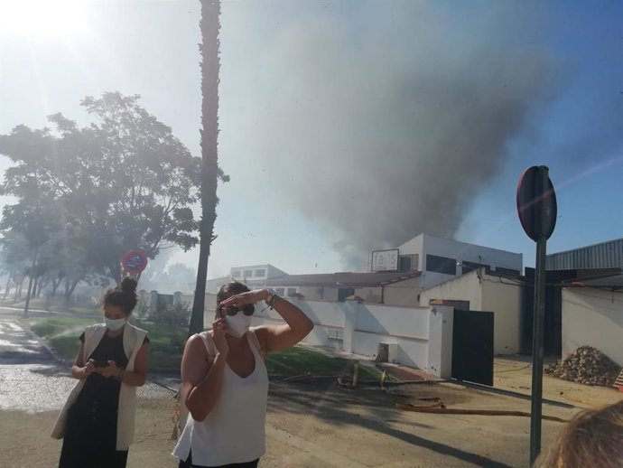 Imagen de la humareda generada por el incendio a la entrada de Almonte.