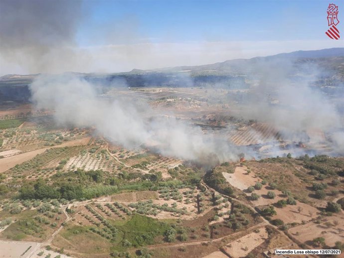 Vista aérea del incendio en Losa del Obispo (Valencia)