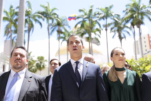 Archivo - 05 July 2019, Venezuela, Caracas: opposition leader and self-proclaimed president Juan Guaido Juan Guaido (C) and his wife Fabiana Rosales (R) take part in an Independence Day event on the premises of the National Assembly. Guaido has called o