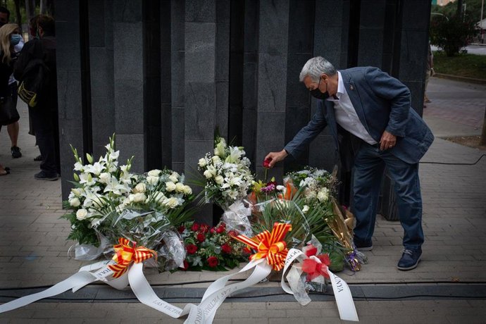 Momento de la ofrenda floral en memoria de Miguel Ángel Blanco.
