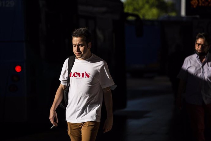 Un joven camina sin mascarilla en las inmediaciones del Intercambiador de Plaza de Castilla, a 28 de junio de 2021, en Madrid, (España).