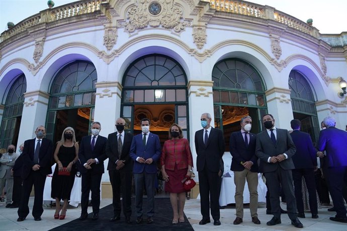 Foto de familia del acto de entrega del IX Premio Manuel Clavero