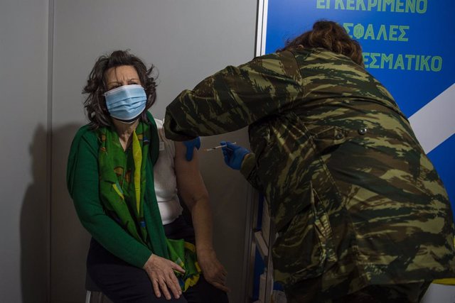 Archivo - 15 February 2021, Greece, Athens: A woman receives a shot of the Moderna vaccine against coronavirus at the new vaccination center. Photo: Angelos Tzortzinis/dpa