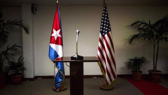 Archivo - Banderas de Cuba y Estados Unidos