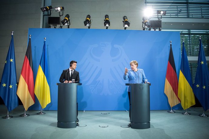 12 July 2021, Berlin: German Chancellor Angela Merkel (R) and Ukrainian President Volodymyr Zelensky give a press statement before their talks. Photo: Stefanie Loos/AFP POOL/dpa
