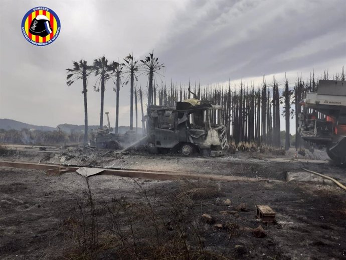 Dos camiones de bomberos del Consorcio calcinados en un incendio en Poliny del Júcar (Valencia)