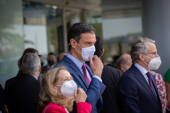 (I-D) La vicepresidenta segunda del Gobierno y ministra de Asuntos Económicos, Nadia Calviño, el presidente del Gobierno, Pedro Sánchez y el presidente del Cercle d'Economia, Javier Faus, a su llegada a la tercera sesión de la XXXVI Reunión del Cercle d