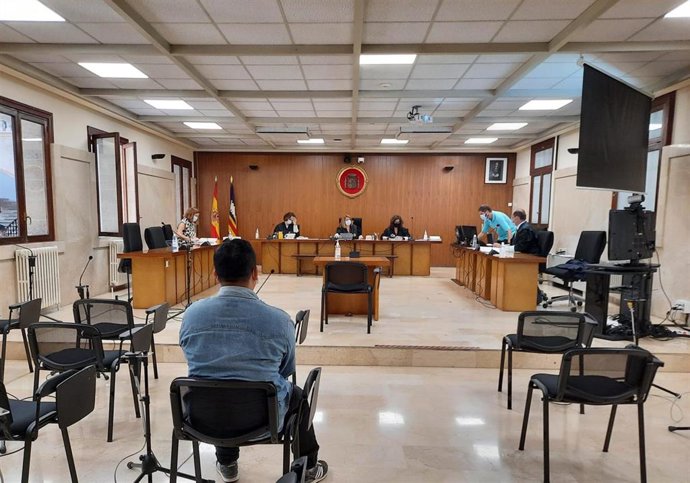 El acusado de abusos sexuales a una niña de cuatro años, hija de un amigo, en Manacor, sentado en la sala de vistas de la Audiencia Provincial para el juicio.