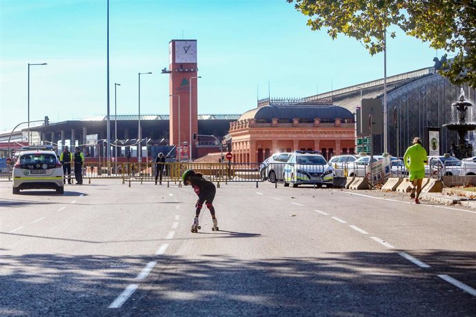 Archivo - Una persona patina por el Paseo del Prado.