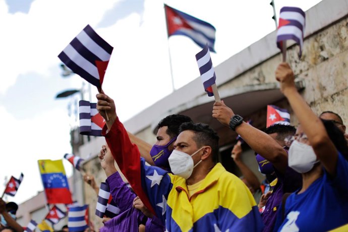 Arxiu - Un grup de persones davant l'ambaixada cubana a Caracas